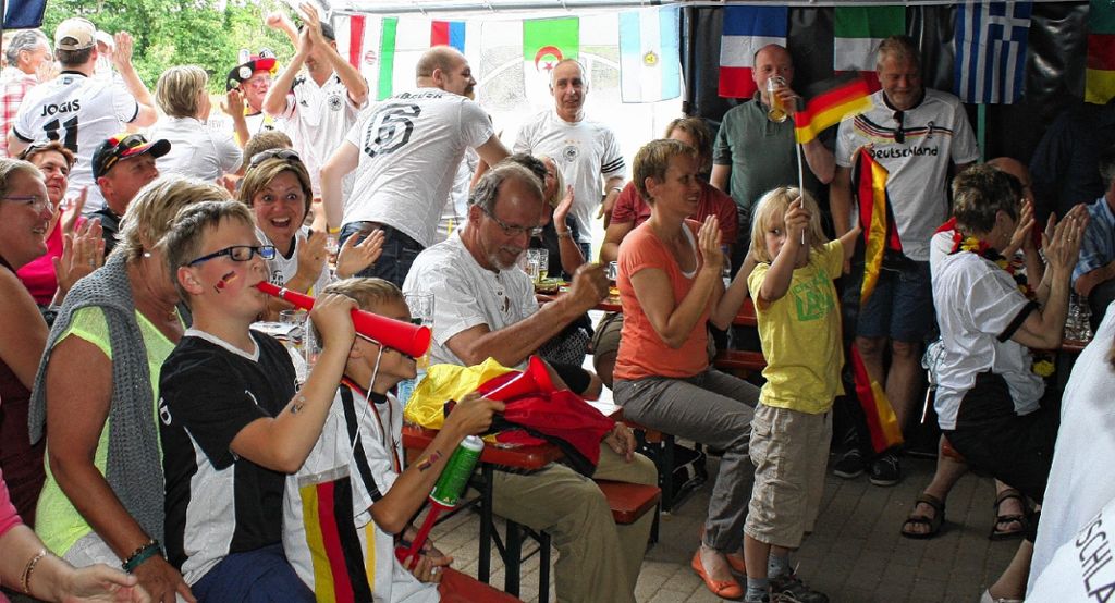 Bad Bellingen: Fußballfans feiern am Rhein den Deutschland-Sieg