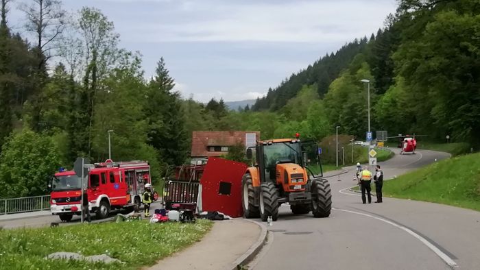 Unfälle: Rund 30 Verletzte bei Unfall mit Maiwagen in Südbaden