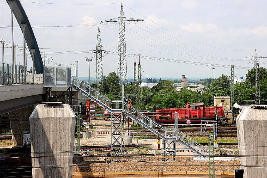 Weil am Rhein: Provisorischer Treppenaufgang zur Trambrücke
