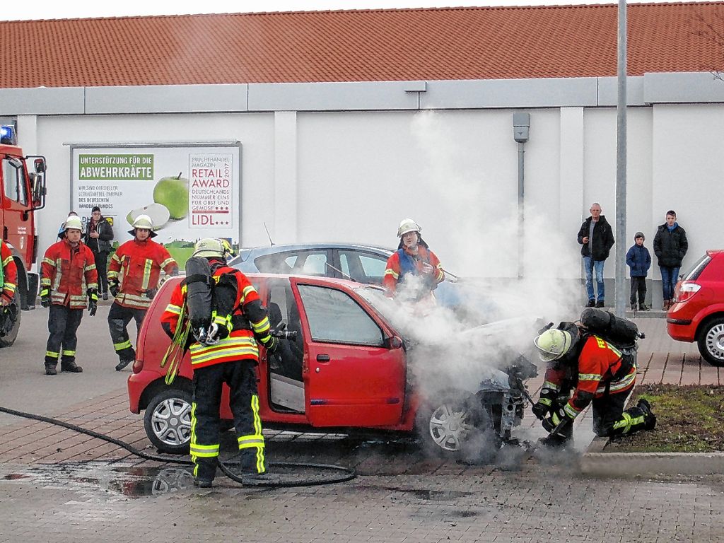 Efringen-Kirchen: Fiat brennt auf Parkplatz aus