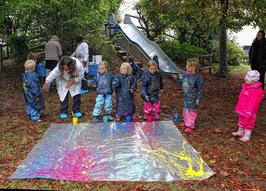 Steinen: Kinder schaffen Bilder  im Stil von   Jackson Pollock