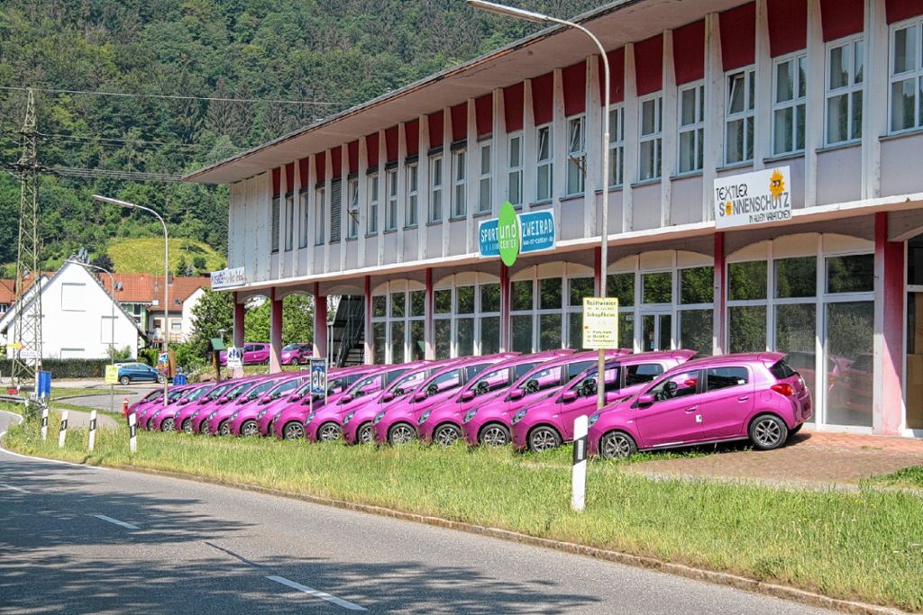 Zell im Wiesental: Violette Autoarmada soll für den geplanten Spaß- und Freizeitpark in Atzenbach rollen