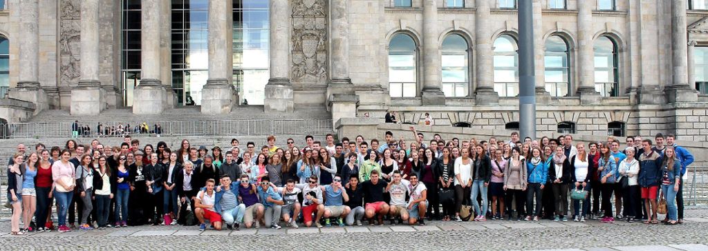 Weil am Rhein: Achtklässler des Kant-Gymnasiums vor den Stufen des Rheichstags in Berlin