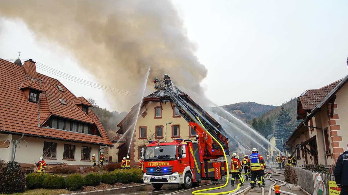 Neuenweg: Großbrand: Elf Verletzte und etwa eine Million Schaden