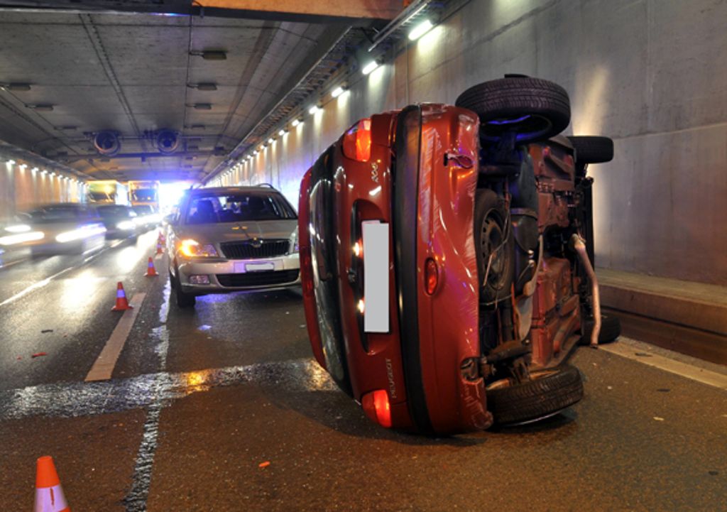 Basel: Lastwagen lässt Auto im Tunnel umkippen