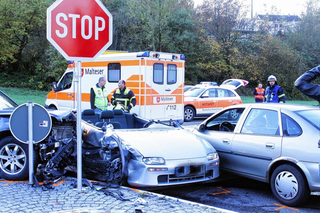 Schopfheim: Frau im demolierten Auto eingeklemmt