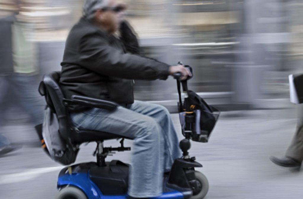 Blaulicht vom 24. Juli: Mann bleibt mit Rollstuhl im Wald stecken
