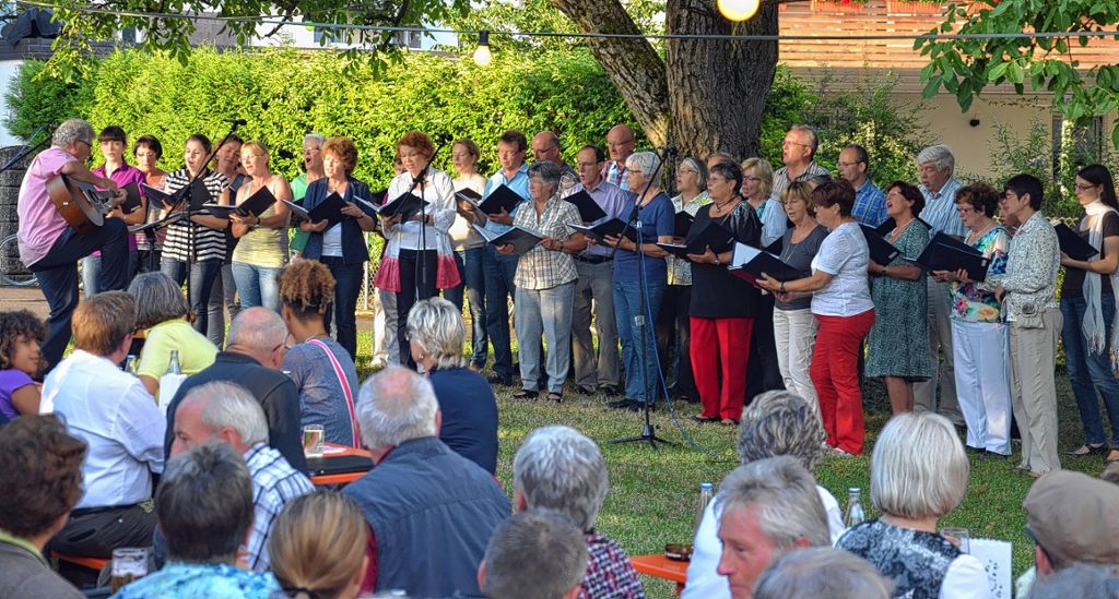 Efringen-Kirchen: Fröhliches Singen unterm Nussbaum