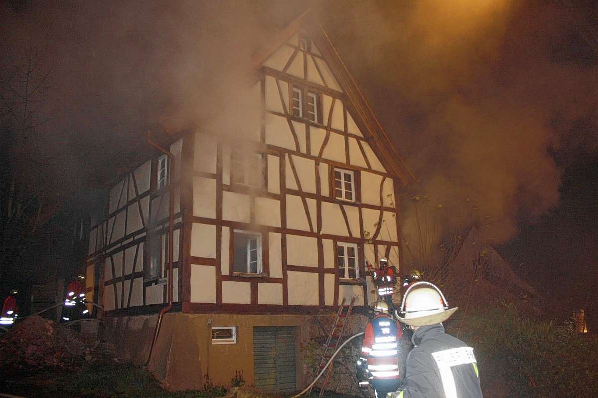 Efringen-Kirchen: Flammen in Fachwerkhaus