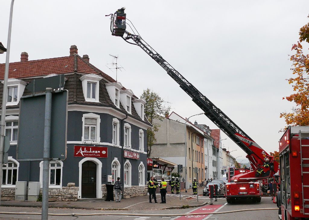 Lörrach: Feuerwehr rettet drei Personen  und Katzen aus Wohnhaus