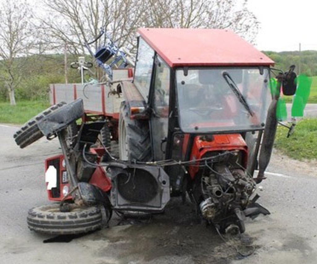 Wittlingen: Traktor mit  Auto kollidiert