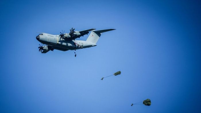 Verteidigung: Fallschirmjägerübung: Nato übt Rückeroberung von Flughafen