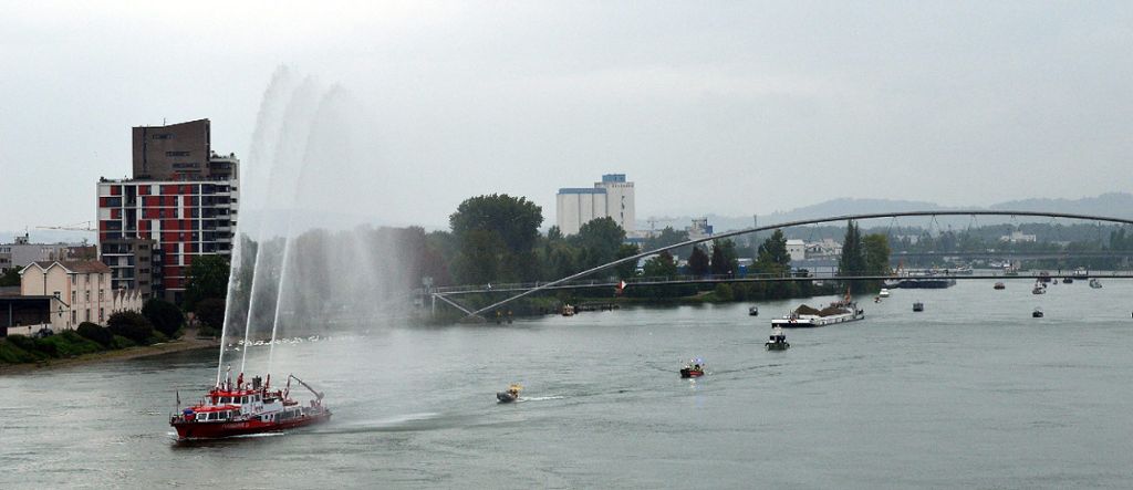 Basel: Hafenfest startet bei zeitweise strömendem Regen mit einer Schiffsparade auf dem Rhein