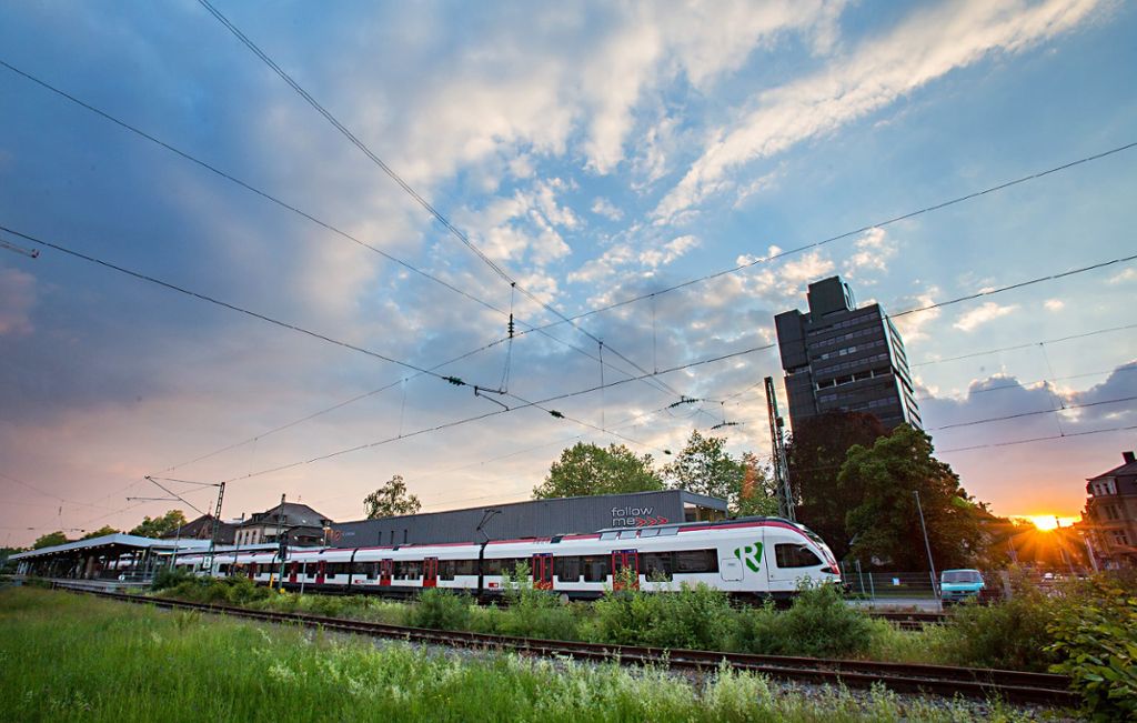 Lörrach: Urbane Schönheit: Sonnenuntergang am Lörracher Hauptbahnhof  Foto: Kristoff Meller