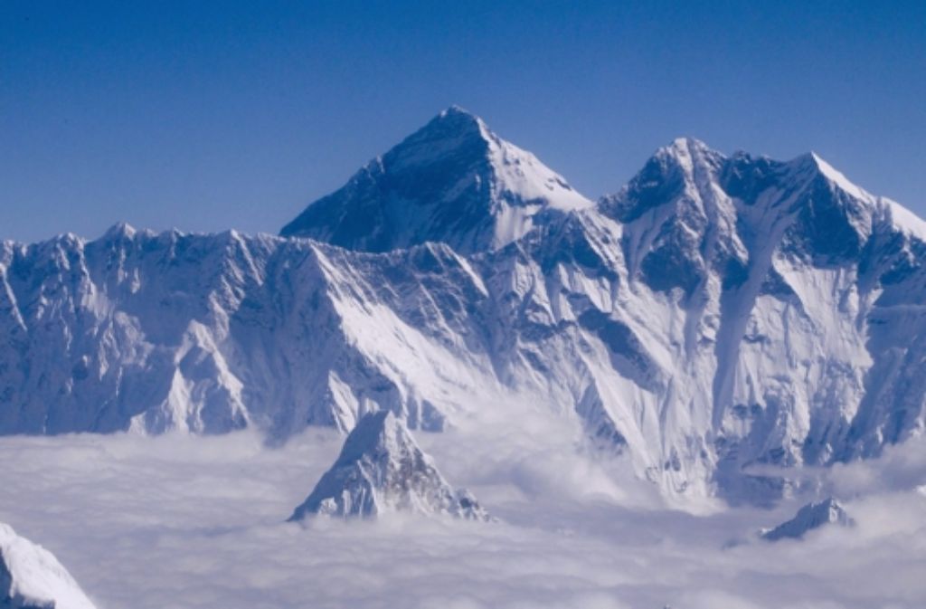 Nach Everest-Unglück: Zahlreiche Expeditionen brechen Aufstieg ab