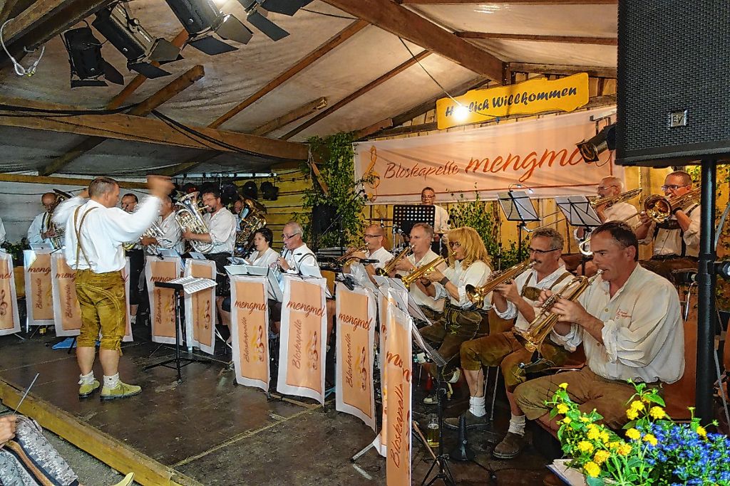 Todtnau: Publikum tanzt auf den Bänken