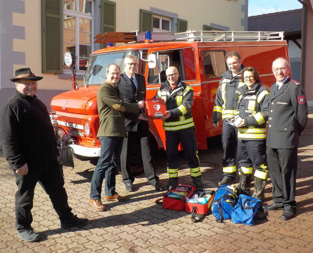 Kandern: Übergabe eines neuen Defibrillators in Tannenkirch