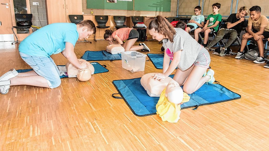 Die Schüler des Neuenburger Kreisgymnasiums wissen, wie man bei einem Herzstillstand Erste Hilfe leistet. Foto: DLRG/Anlicker