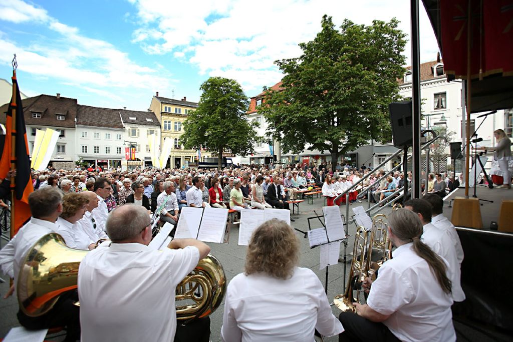 Lörrach: Mehr als 500 Gläubige feiern Fronleichnam auf dem Alten Marktplatz