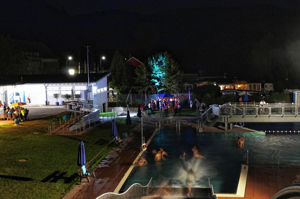 Schönau: Mondscheinschwimmen im Freibad Schönau