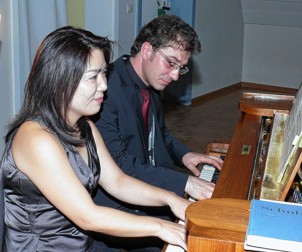 Inzlingen: Vier Hände spielen ein Klavier