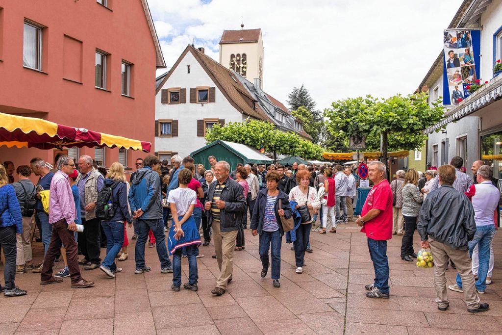 Neuenburg: Bauernmarkt und offene Läden locken tausende Besucher nach Neuenburg