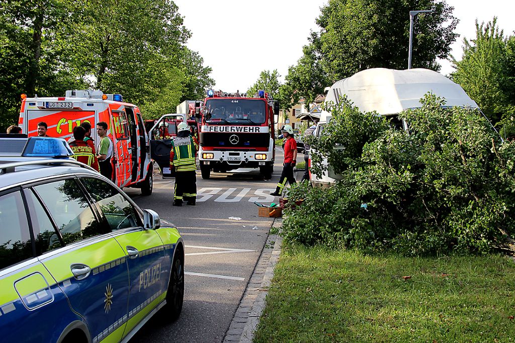 Weil am Rhein: Auto prallt auf   B 3 gegen Baum