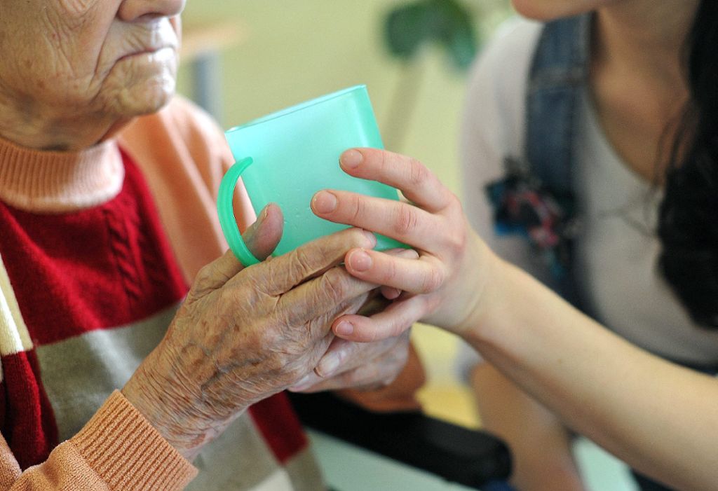 Kreis Lörrach: Altenpflege geht auf Tuchfühlung