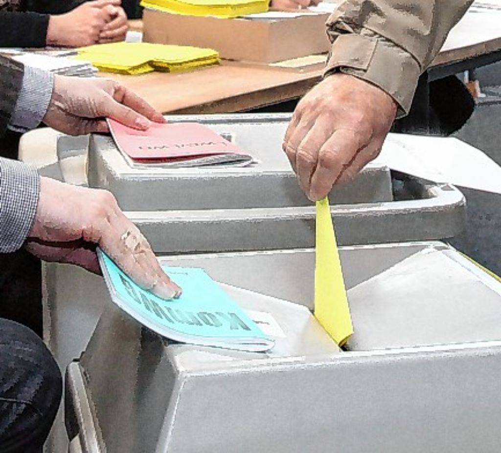 Kreis Lörrach: Stimmen werden im Landratsamt ausgezählt