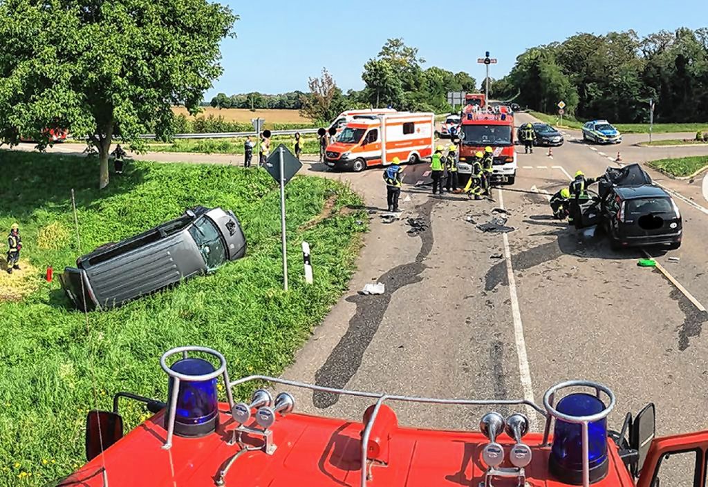 Neuenburg: Fünf Verletzte und zweimal Totalschaden