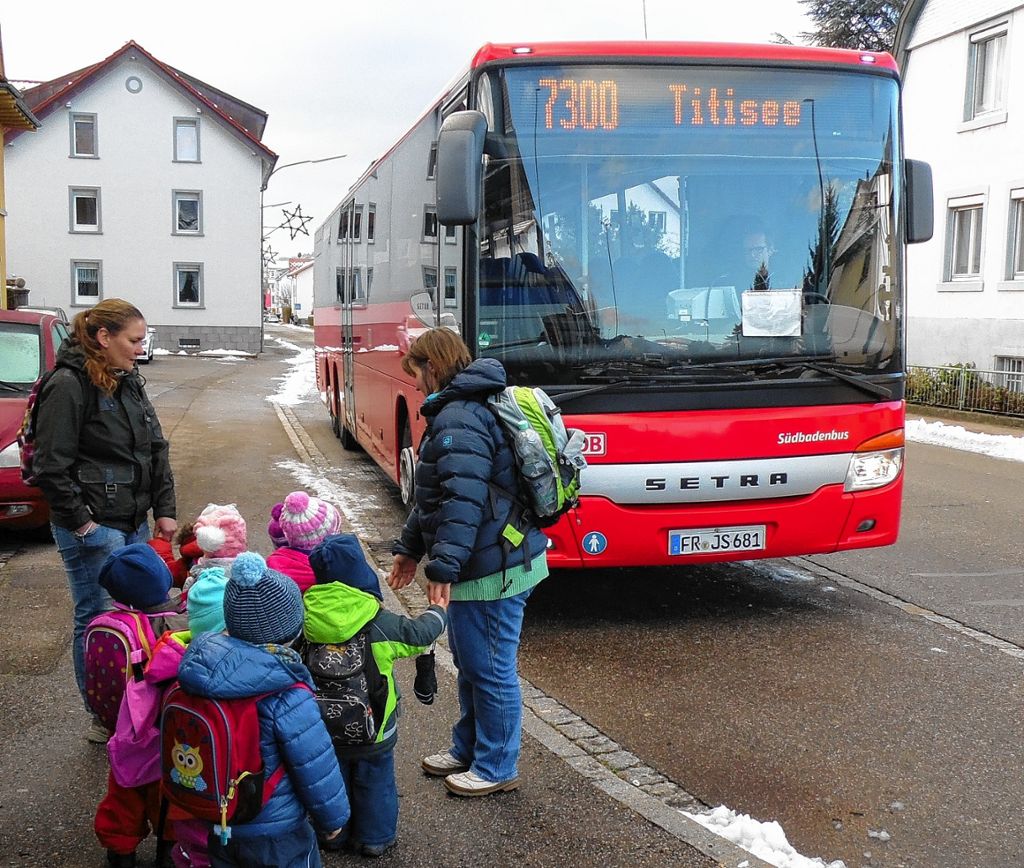 Schopfheim: Kindergartenkinder fahren mit Zug und Bus
