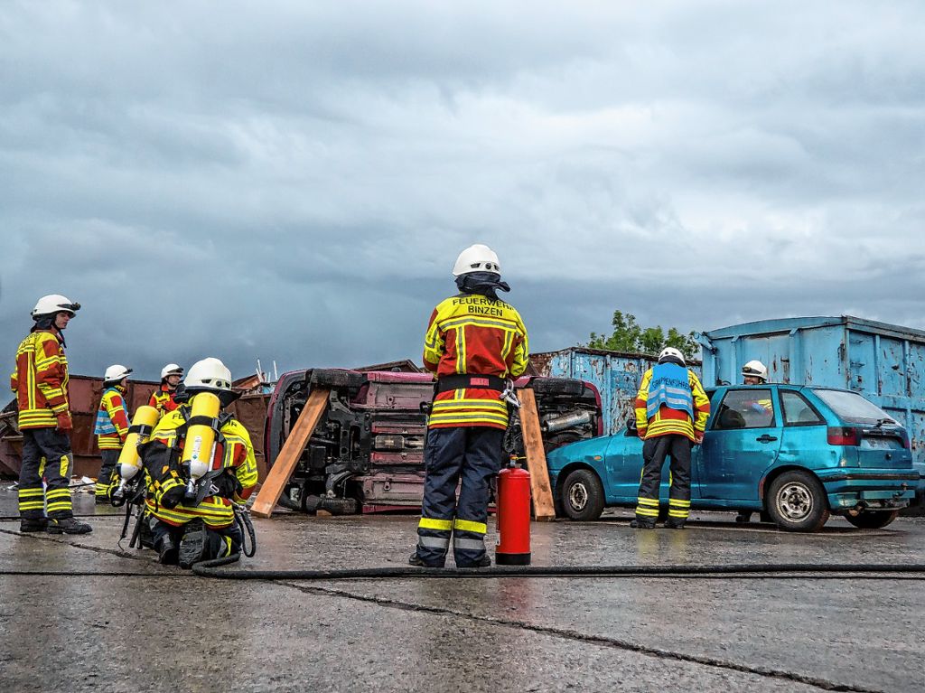 Binzen: Feuerwehr Binzen übt die Unfallrettung bei Gewitter und Regen