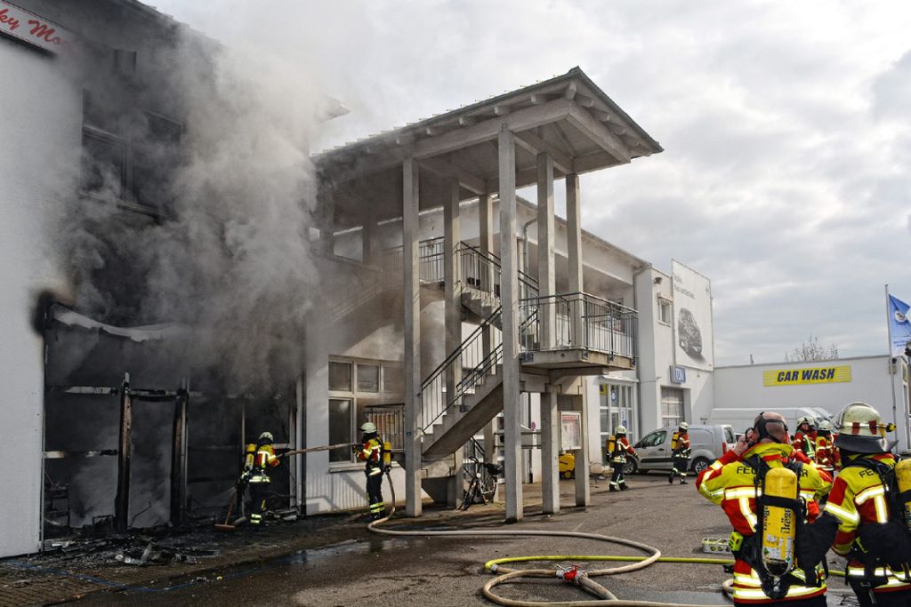 Binzen: Autohaus-Büro brennt komplett aus