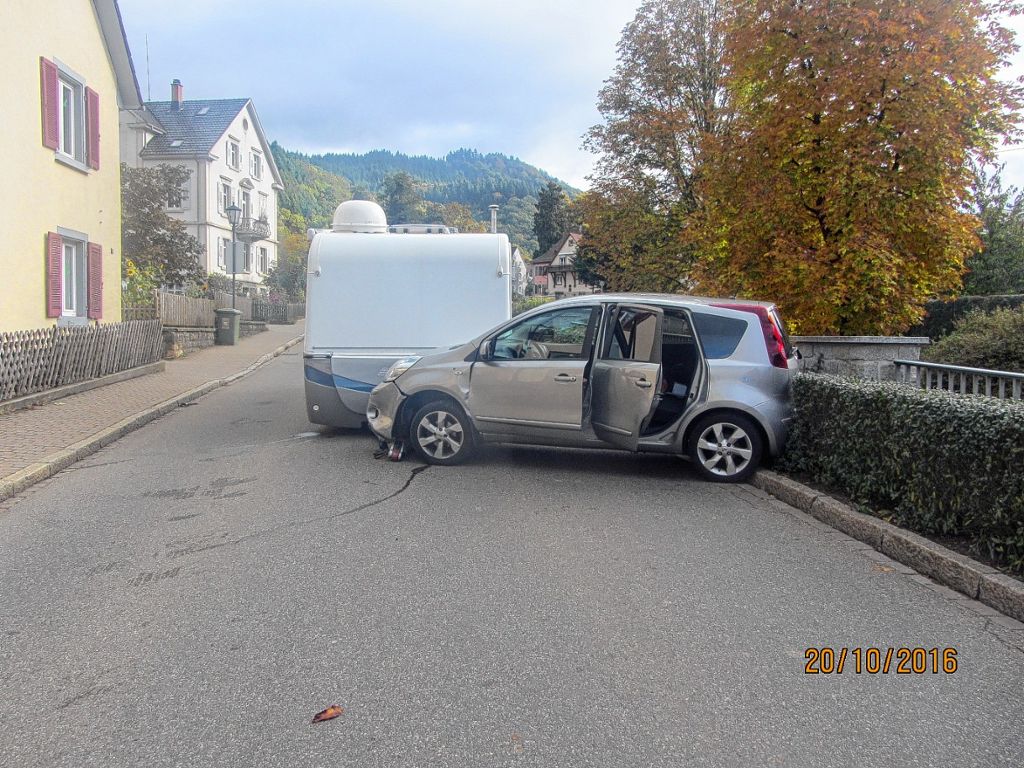 Badenweiler: Wohnwagen überholt Zugfahrzeug