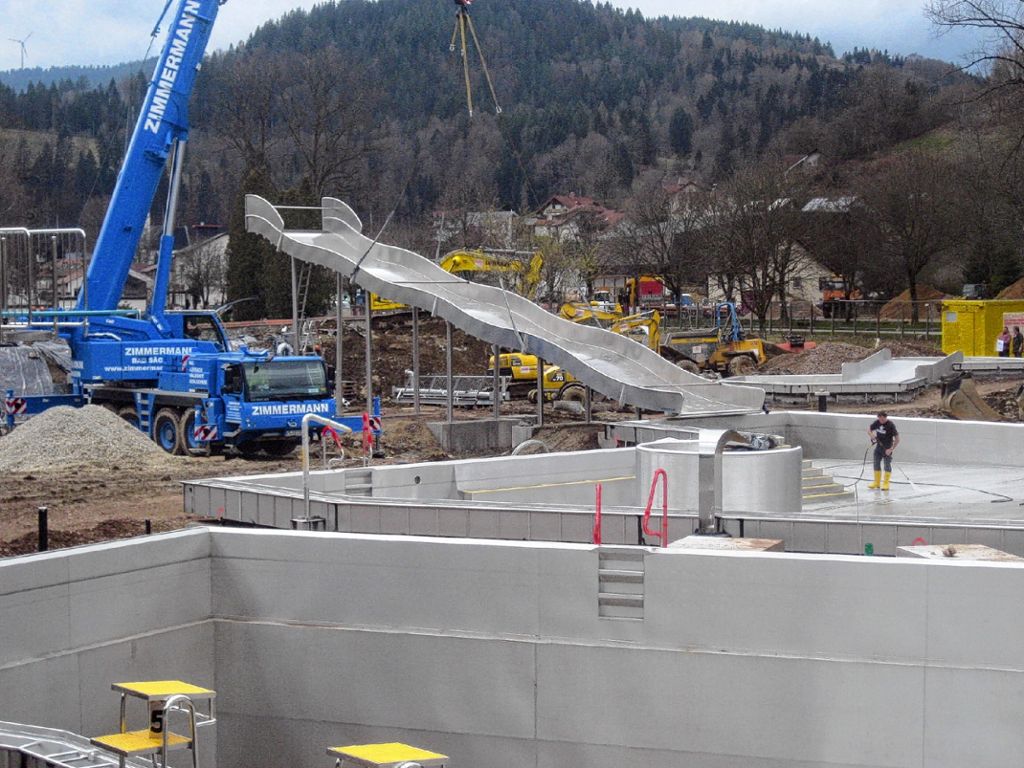 Schönau: Breitwellenrutsche im Schönauer Schwimmbad installiert