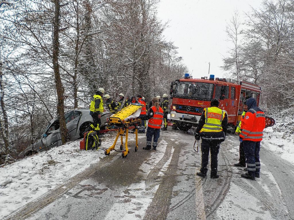 Efringen-Kirchen: Feuerwehrkräfte befreien schwerverletzte Fahrerin aus ihrem Auto