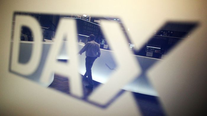 Börse in Frankfurt: Dax erreicht wieder 18 000 Punkte - Kurse schwanken nach US-Daten