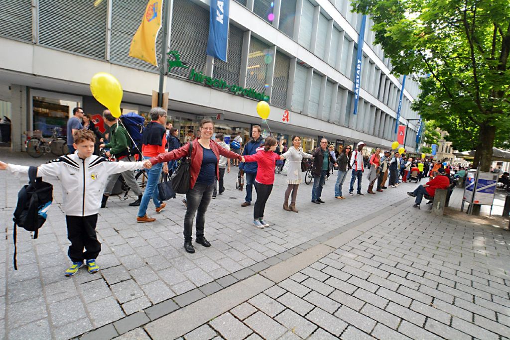 Lörrach: Menschenkette  gegen Rassismus