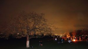 Fasnachtsfeuer im Kandertal: Feuer lodern und Funken knistern