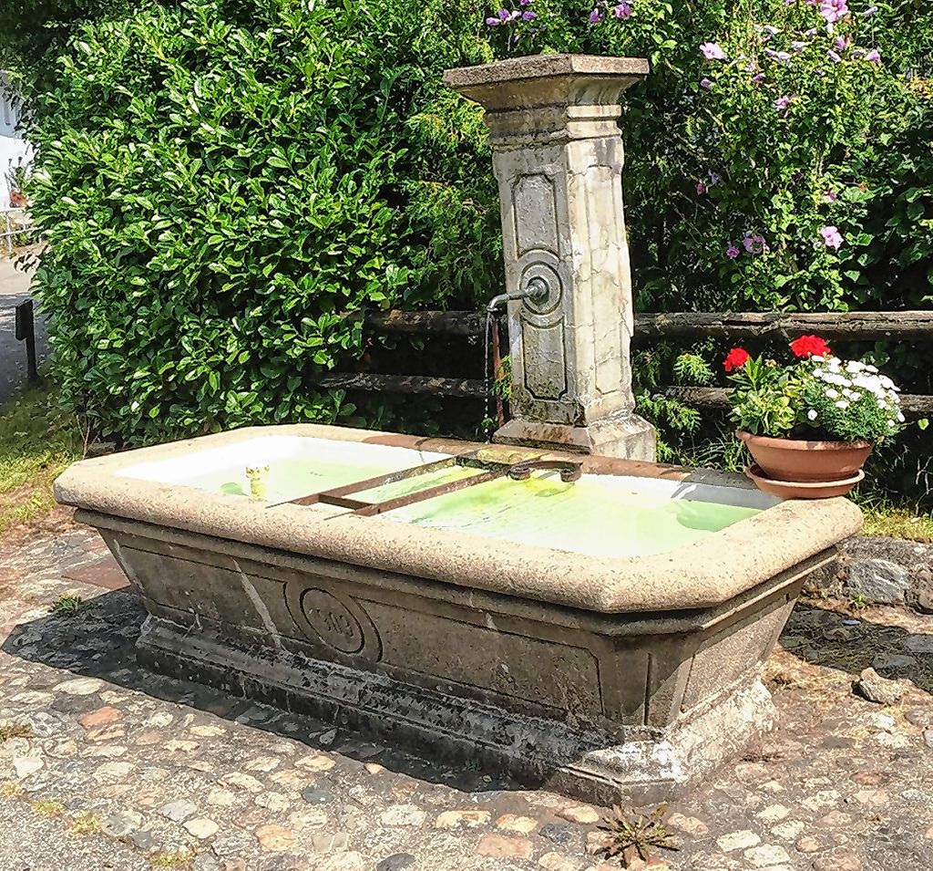 Schopfheim: Neuer Betonstock für den alten Dorfbrunnen