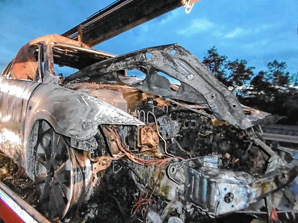 Neuenburg: Fahrzeug brennt auf der Autobahn vollständig aus