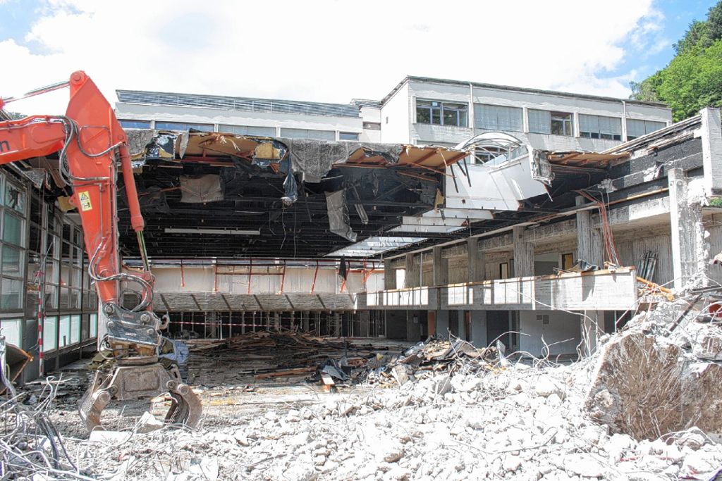 Zell im Wiesental: Abriss der alten Zeller Stadthalle ist angelaufen
