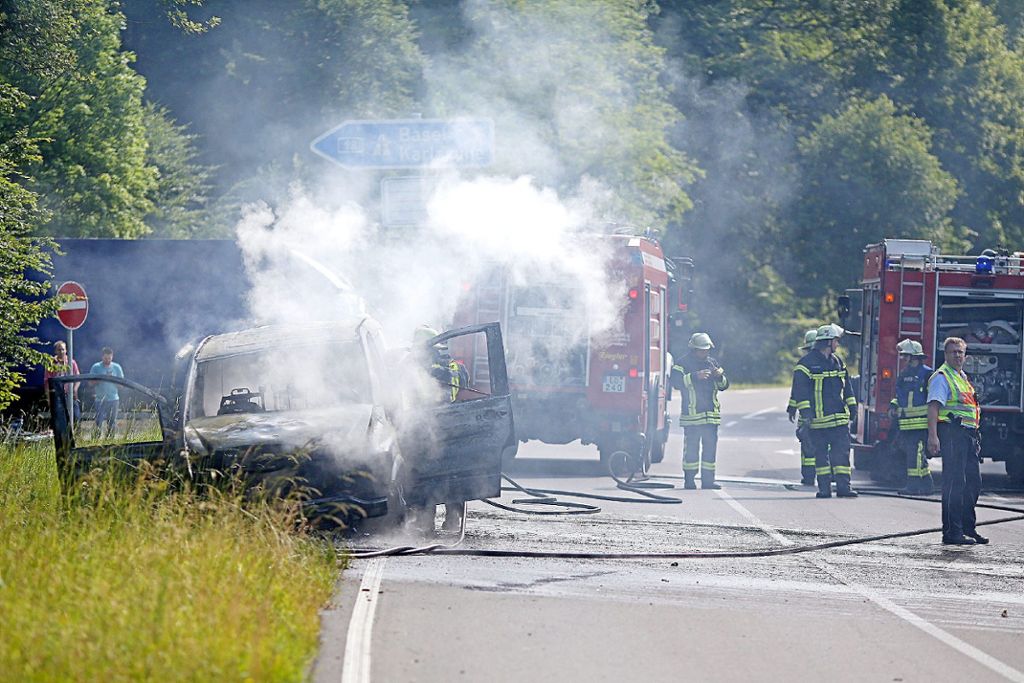 Lörrach: Kleintransporter steht in Flammen