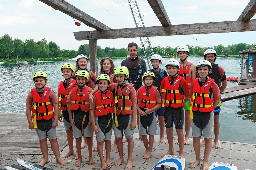 Bad Bellingen: Kinder und Bürgermeister vergnügen sich auf Wasserskiern