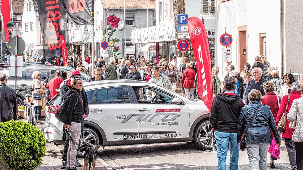 Neuenburg: Autos und offene Läden