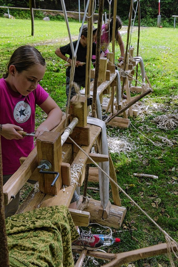 Schönau: Kinder arbeiten mit Grünholz