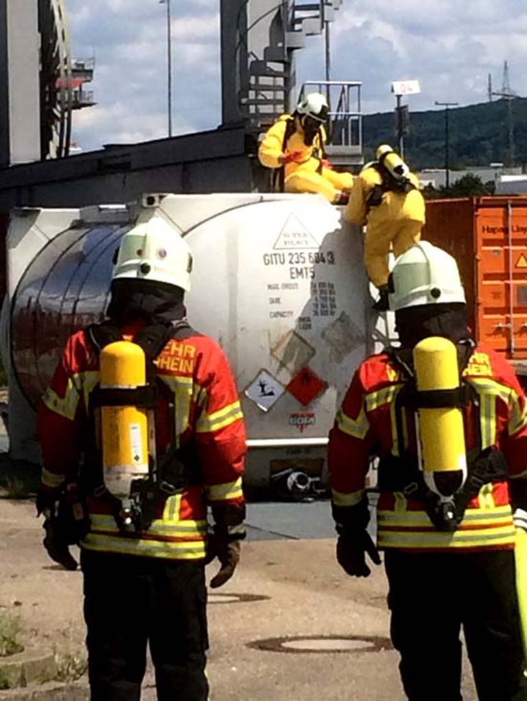 Weil am Rhein: 50 Feuerwehrleute  im schwierigen,  langen Einsatz