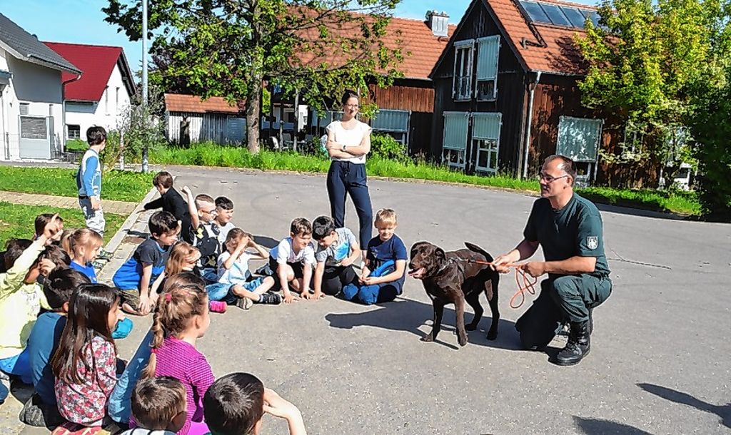 Kandern: Mit Spürhund „King“ auf Schul-Schnüffeltour
