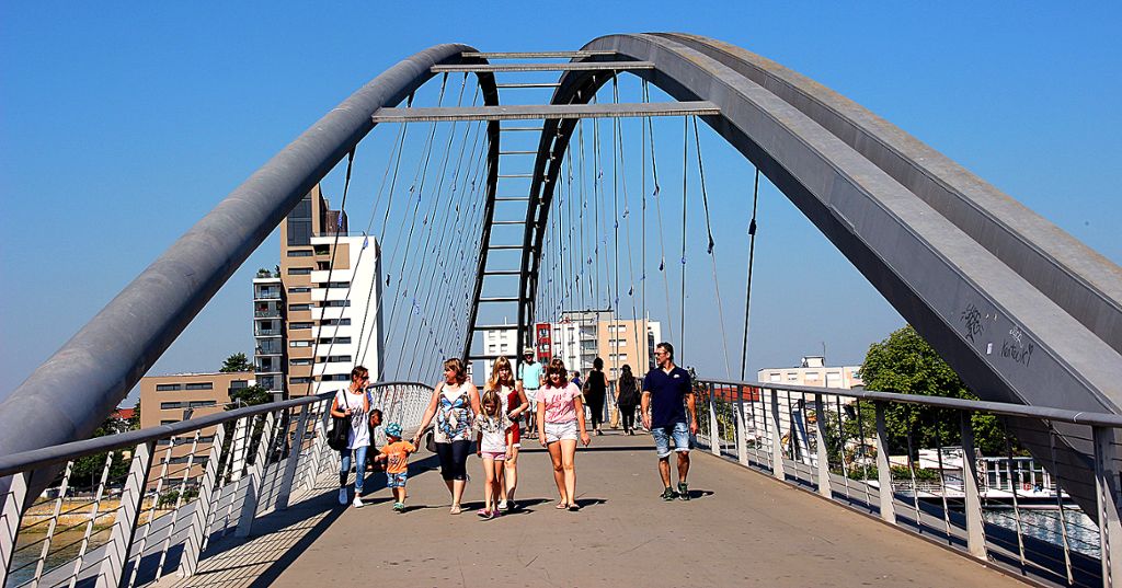 Weil am Rhein: Neue Zählung: 1,4 Millionen Menschen nutzen pro Jahr die Dreiländerbrücke