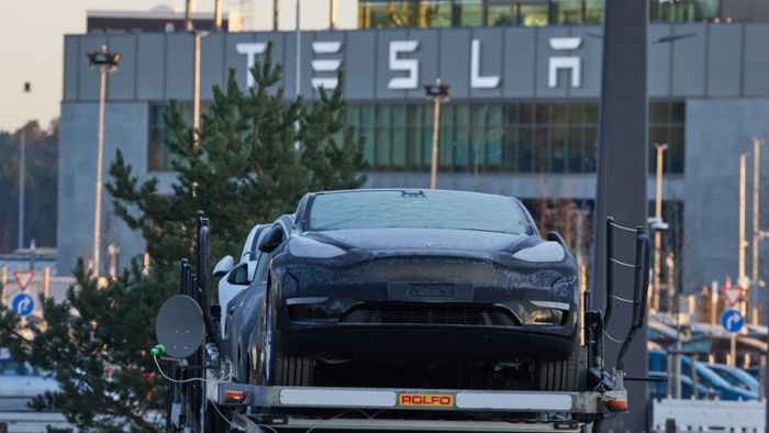 Werk in Grünheide: Tesla zu Personalabbau: Keine 3000 Stellen betroffen